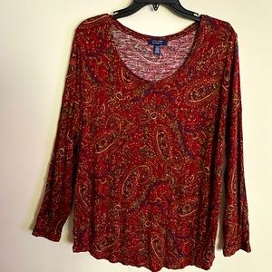 Casual paisley print crew neck top.